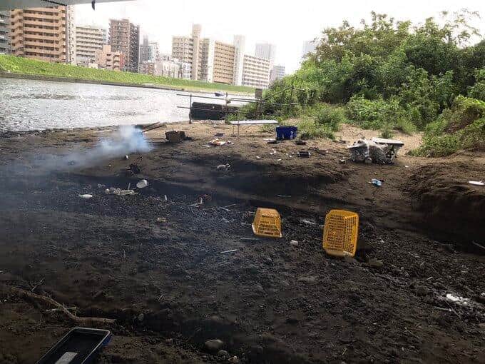 コンロからは煙が立ち上っていた（写真は、ツイッター投稿者提供）