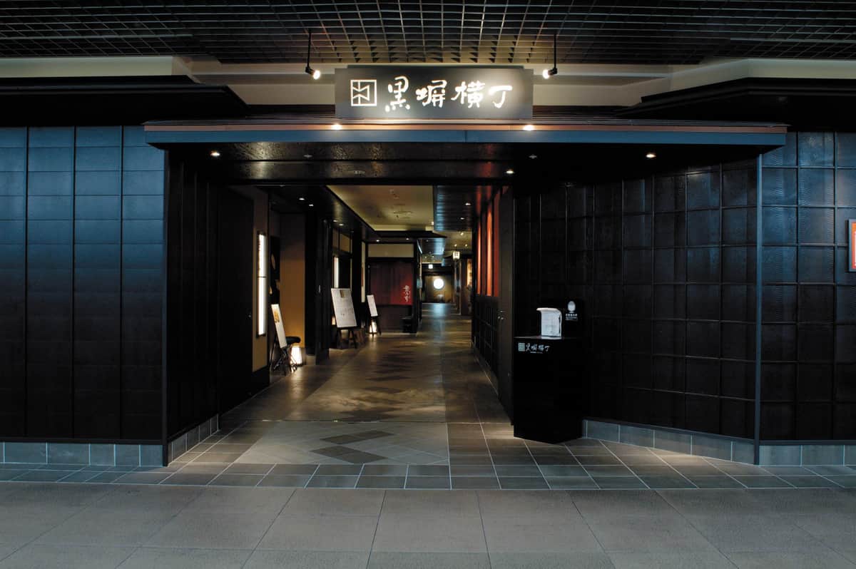 黒塀横丁（提供：株式会社JR東日本クロスステーション）