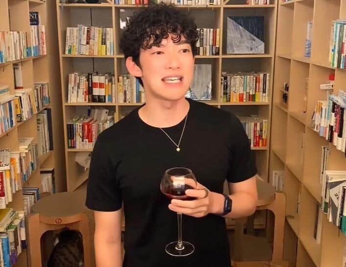 ワインを飲みながら釈明するDaiGoさん（本人のYouTube動画より）