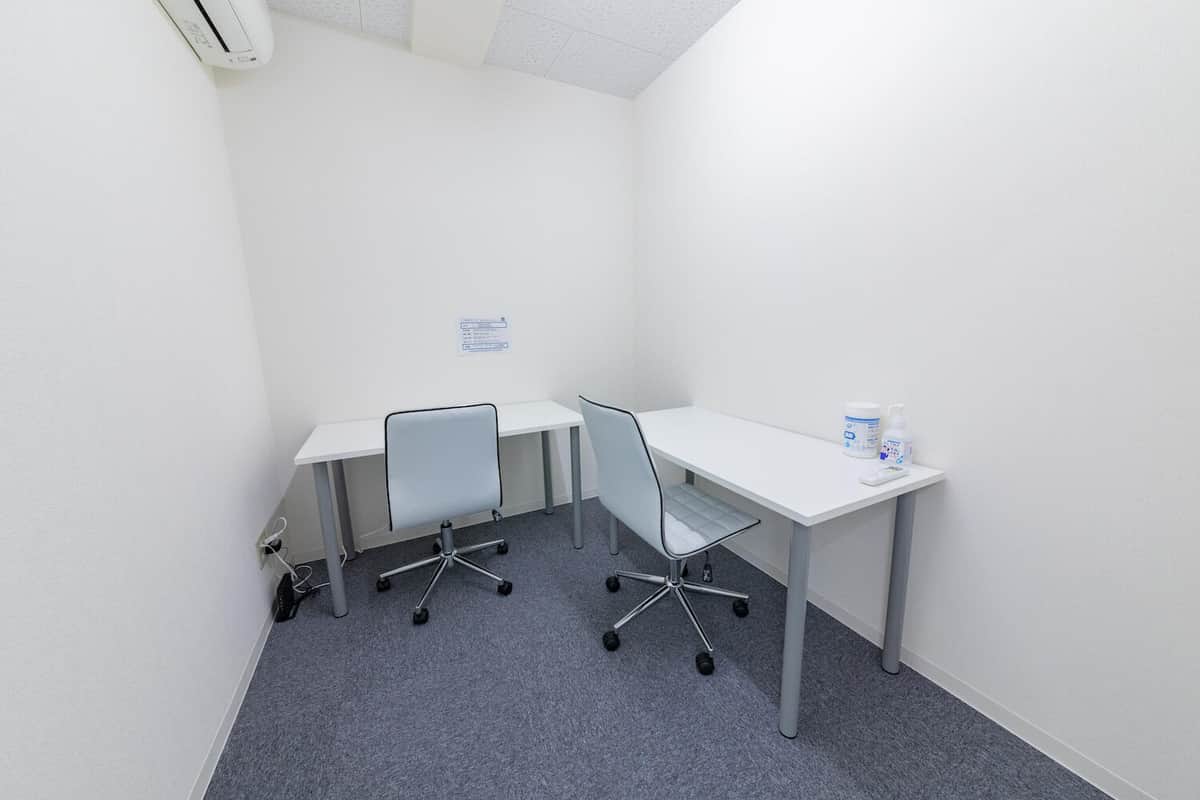 締切に追い込まれた「方々」、2人用のスペース