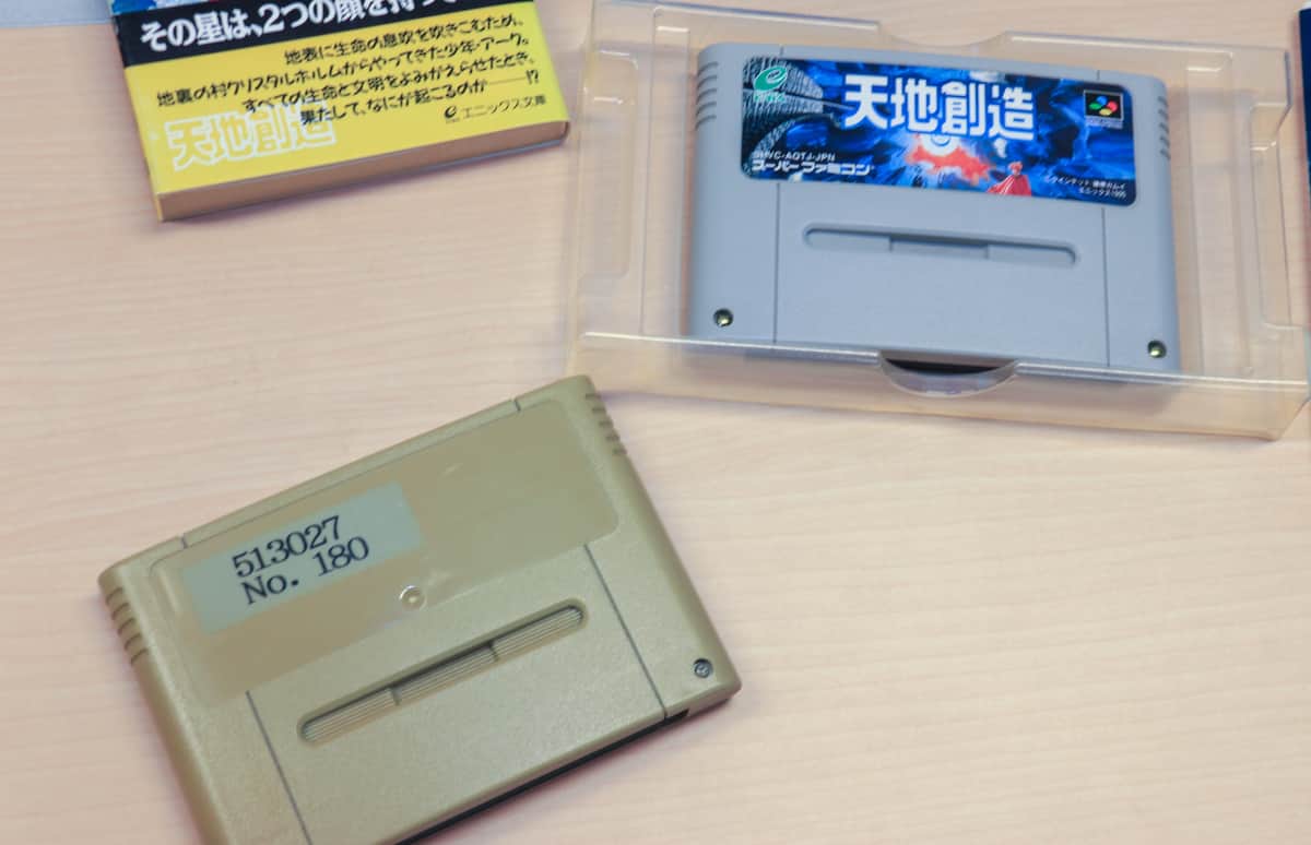 スーパーファミコン用ソフト「天地創造」。左下は藤原カムイさんが持参した関係者用の初期ロット。