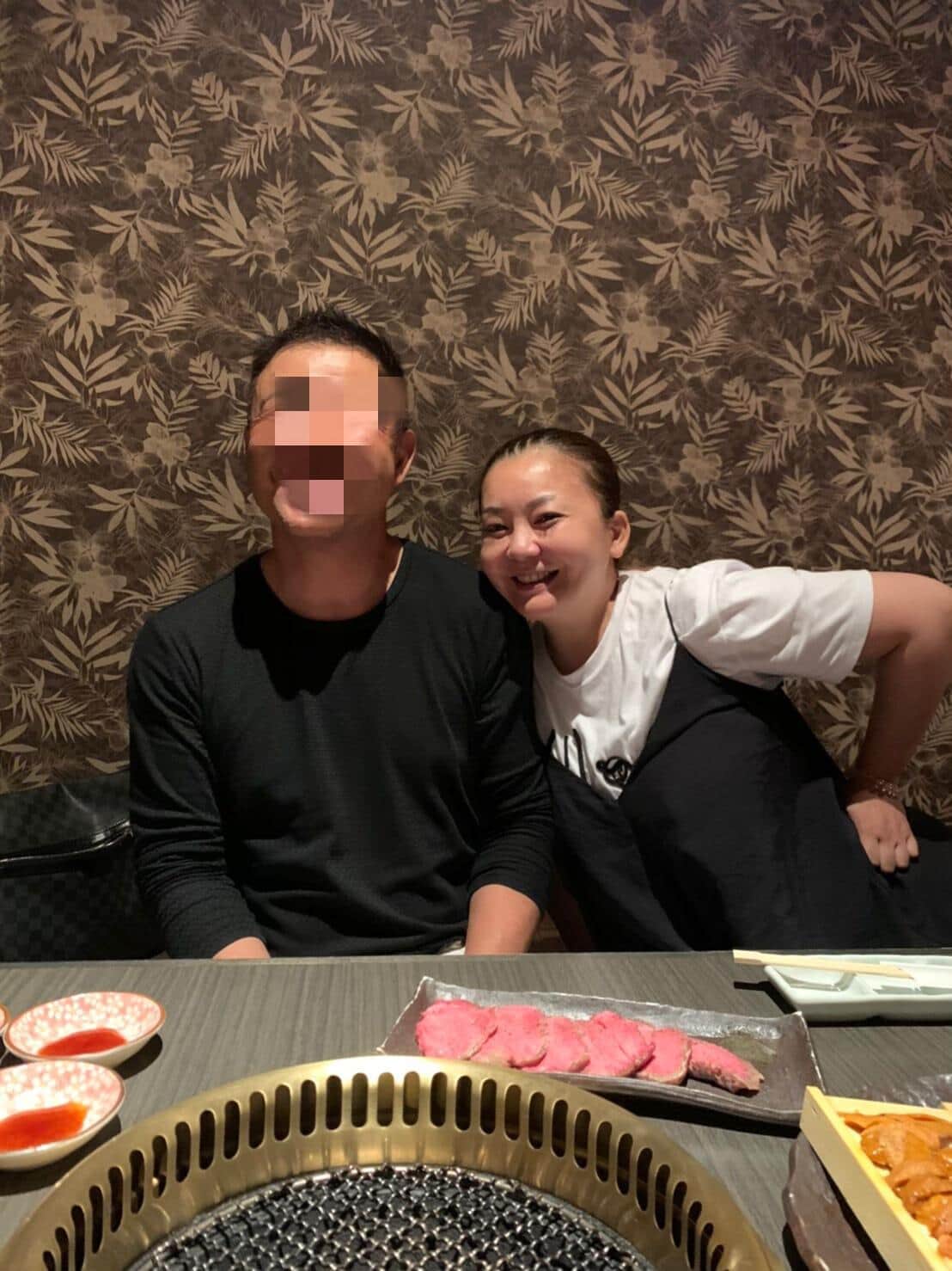 華原朋美さん（右）と夫（左）の2ショット（提供写真）