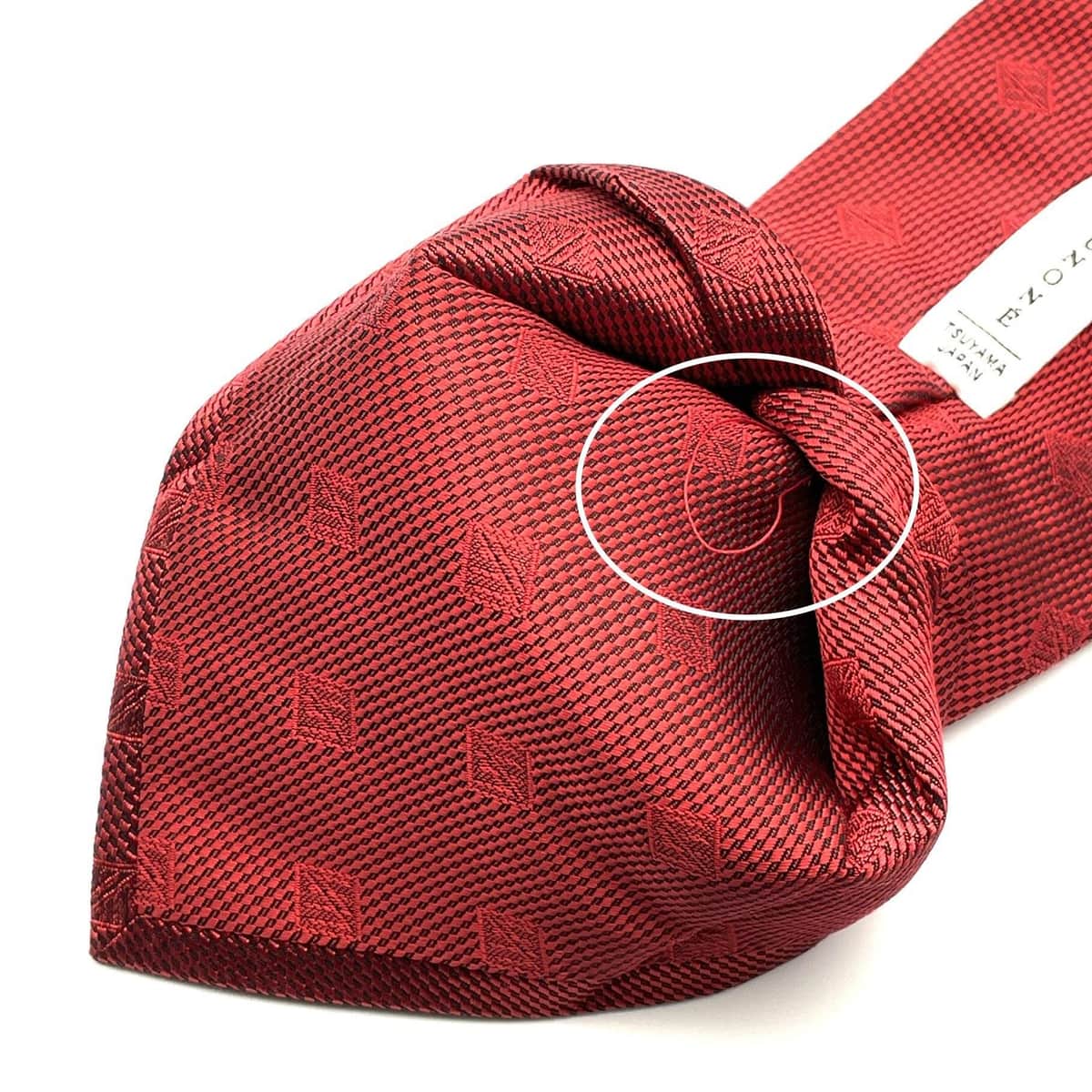 ネクタイからほつれ出た糸（写真：笏本縫製提供）