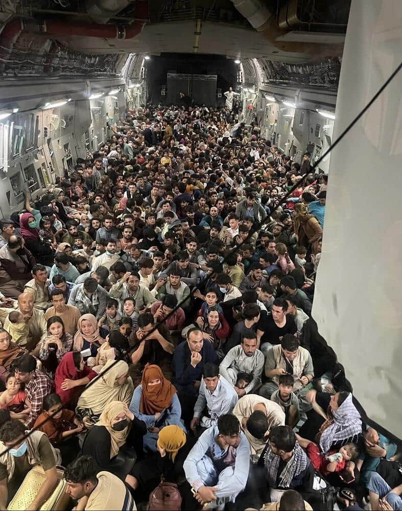 こちらは正しい写真。C-17輸送機が640人をカブールからカタールに運んだ（写真は米空軍ツイッターから）