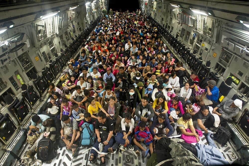 2013年にフィリピンを台風が襲い、レイテ島北部の都市・タクロバンから住民をC-17輸送機で脱出させた際の写真。この写真をアフガニスタンから避難する様子として投稿する事案が出ている（写真は米国防総省ウェブサイトから）