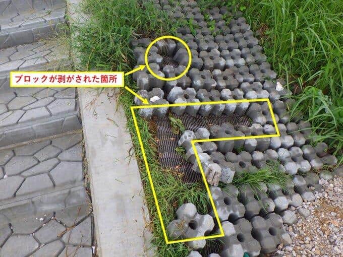 ブロックはL字型などに剥がされていた（高知河川国道事務所のツイッターから）