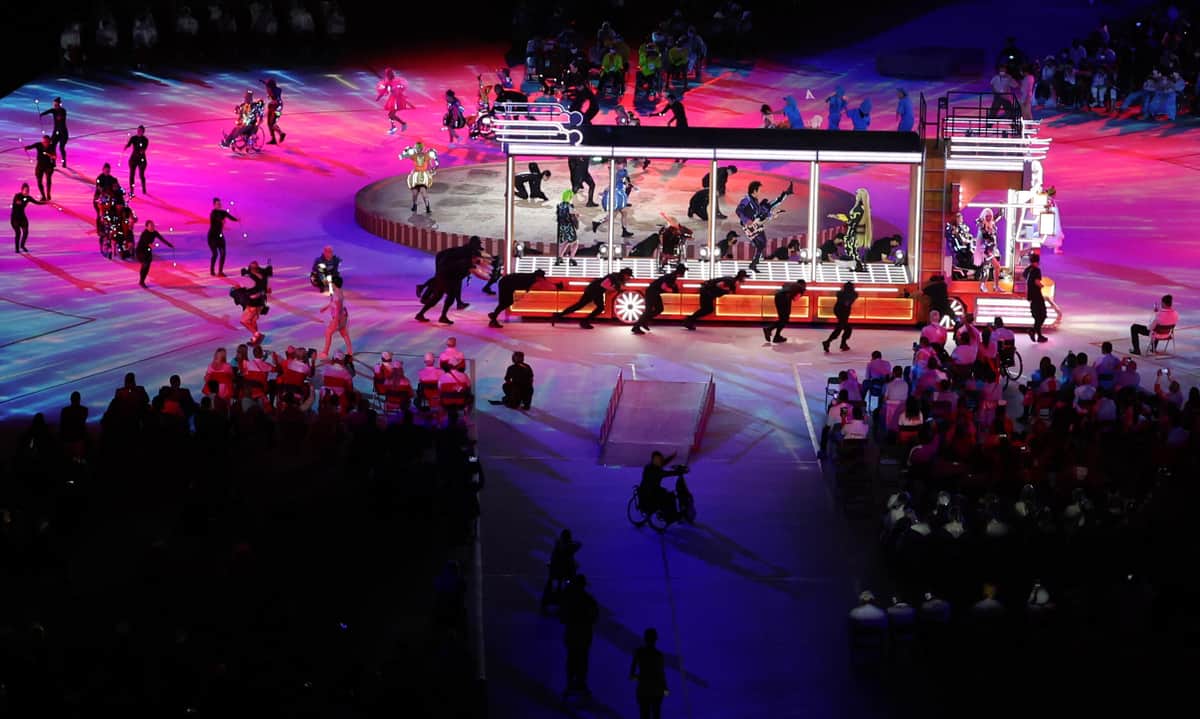 東京パラリンピック開会式で、デコトラに乗って演奏する布袋寅泰さんら（写真：ロイター/アフロ）