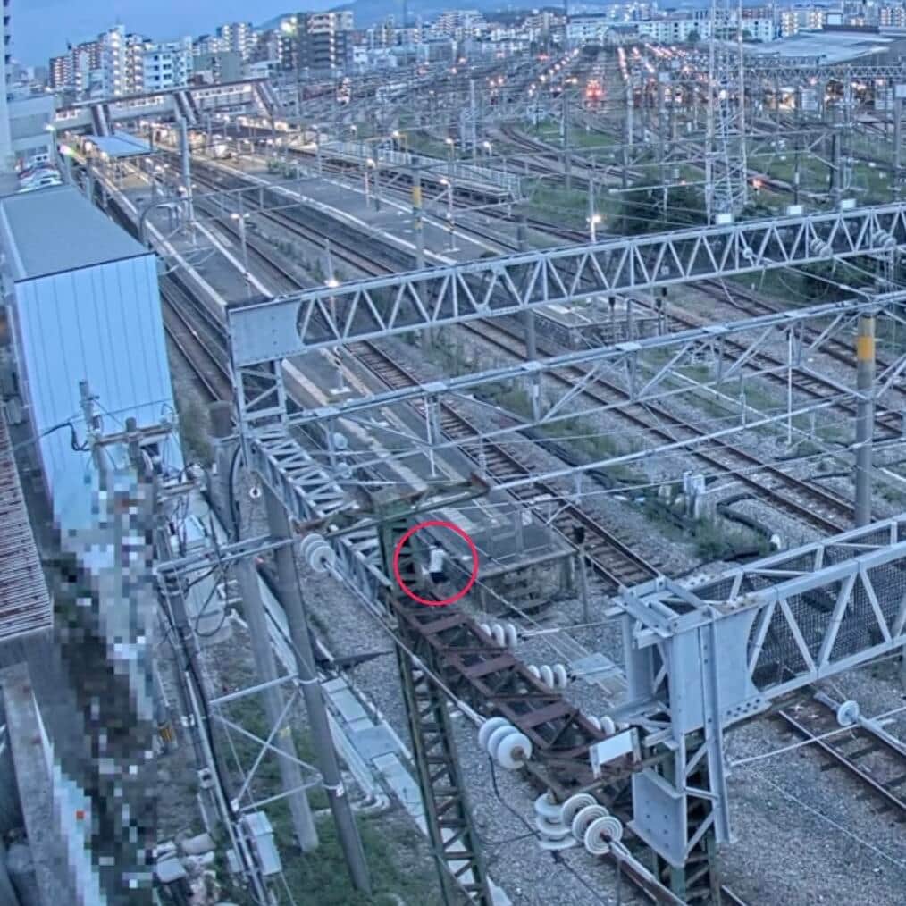 塀よじ上り、線路横切ってホームへ...　ライブカメラが捉えた「危険行為」にJR九州「看過できない」