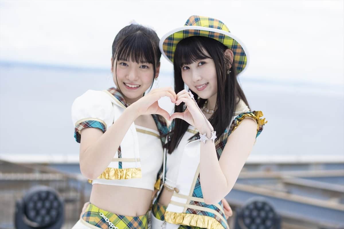 カップリング曲の「青空片想い（2021 ver.）」は、オリジナル版と同じアパホテル＆リゾート東京ベイ幕張（千葉市美浜区）の屋上で撮影された　（c）2021 Zest, Inc. / AEI