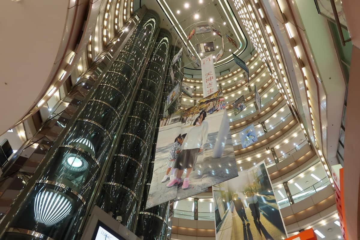 イムズは地下2階から地上8階までは吹き抜けになっているのが特徴だ（2021年3月撮影）
