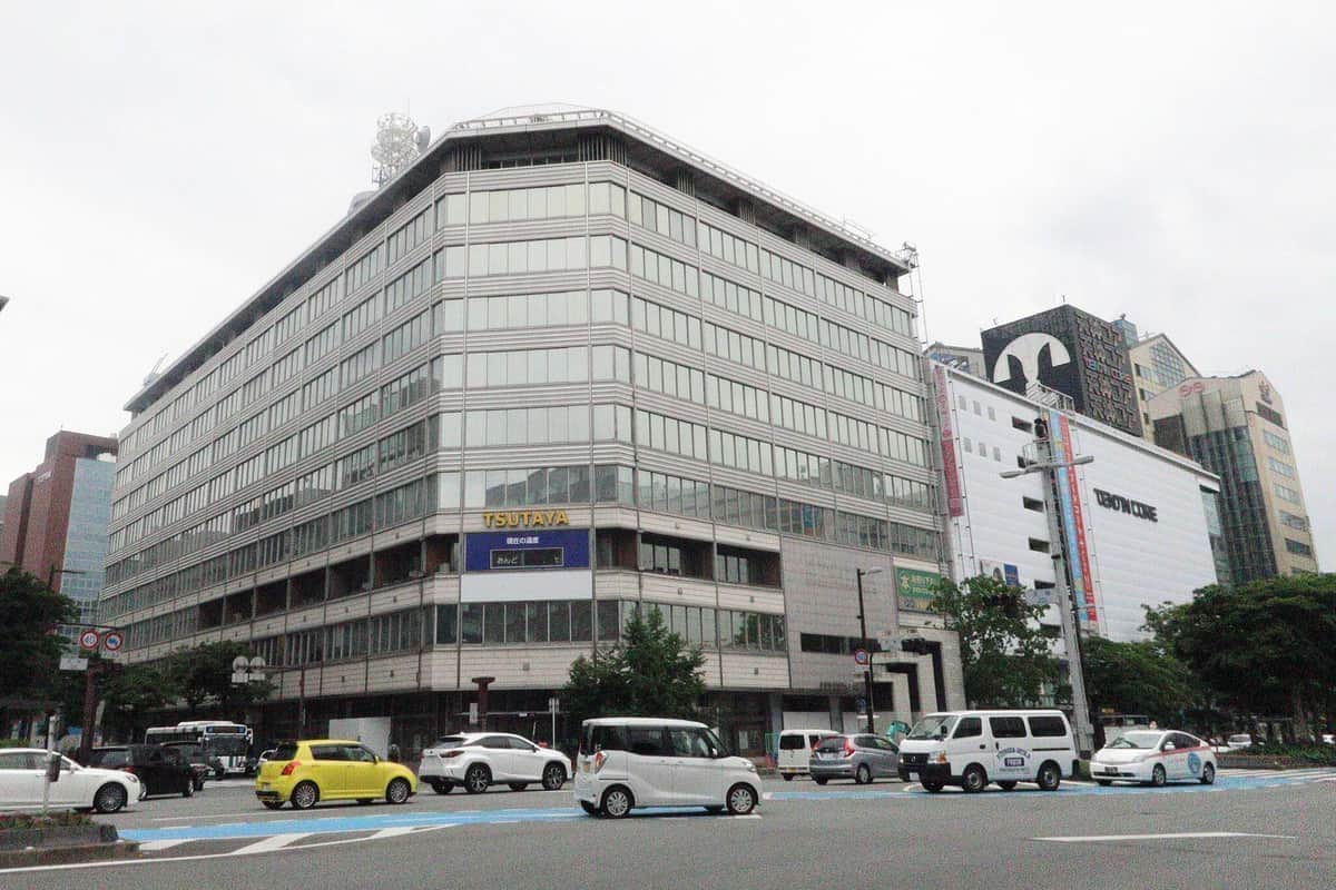 かつての天神交差点から。手前から奥に向かって福ビル、天神コア、イムズ（2019年5月撮影）