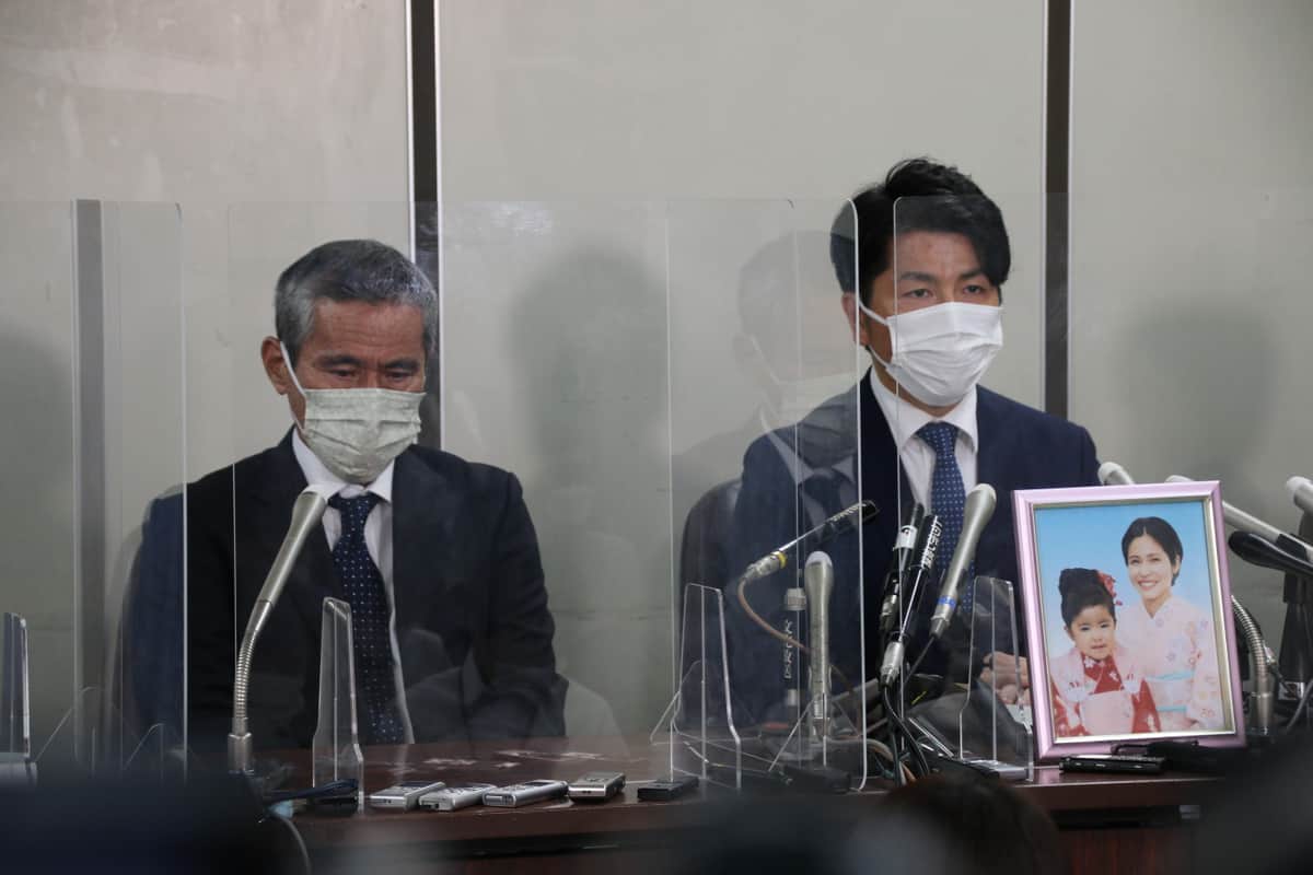松永真菜さんと莉子ちゃんの遺影ともに会見した、松永拓也さん（右）と真菜さんの父・上原義教さん