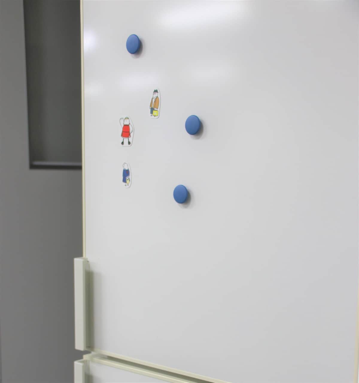 最近の冷蔵庫はマグネットがつかない？　SNS驚愕...家電メーカーに事情を聞いた