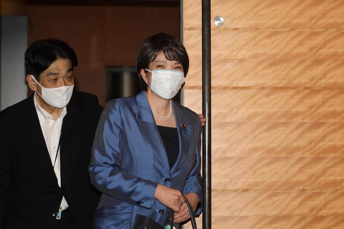 記者会見場に入る高市早苗衆院議員