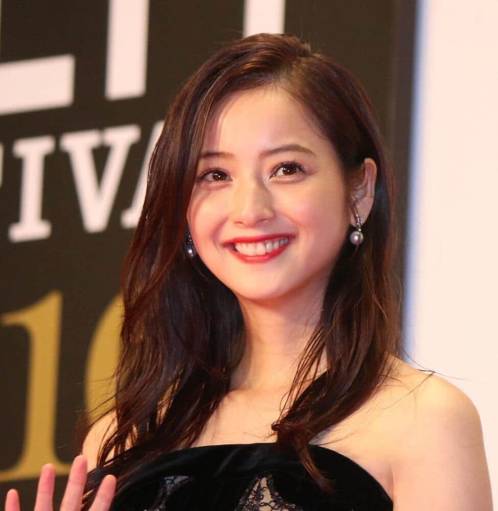 佐々木希の最新写真が「別人みたい」　イメージ激変「黒髪パーマ姿」にファン騒然