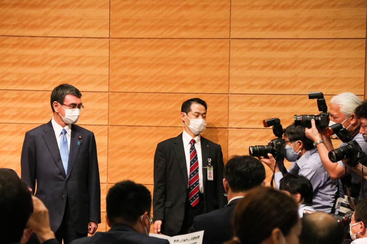 カメラマンの撮影に応じる河野氏