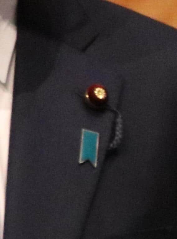 河野氏の左胸には、ブルーリボンが