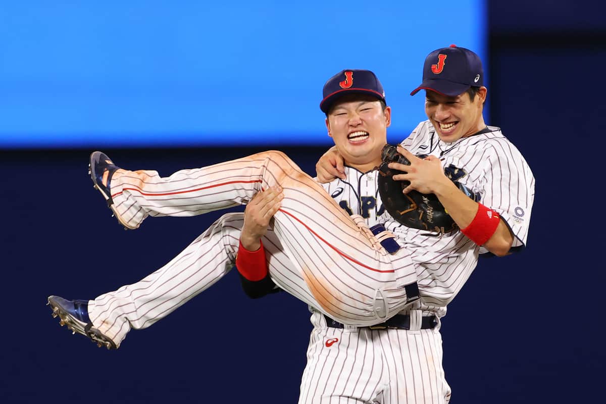 山田哲人を抱きかかえる村上宗隆（写真：長田洋平/アフロスポーツ）