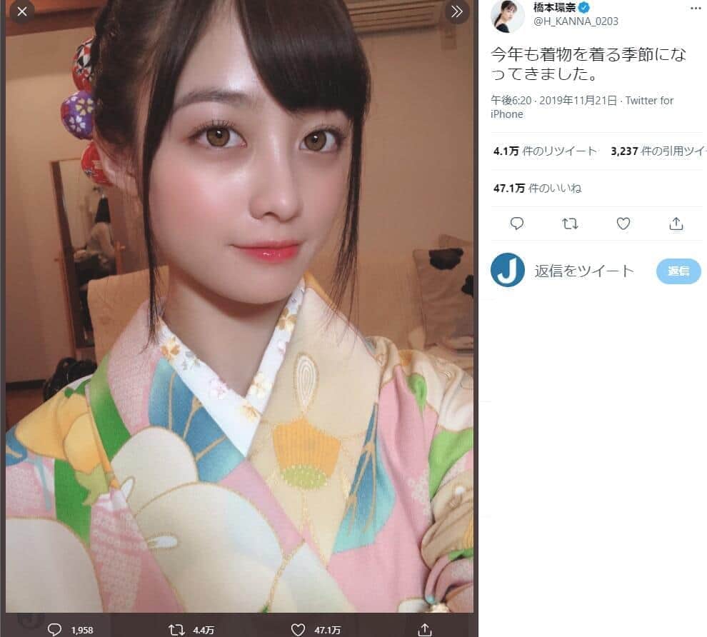 橋本環奈さんの19年11月のツイート。自撮りのため画像が反転しているようだが、このときも、リプライ欄には「左前」だと指摘する着物警察が出没していた。