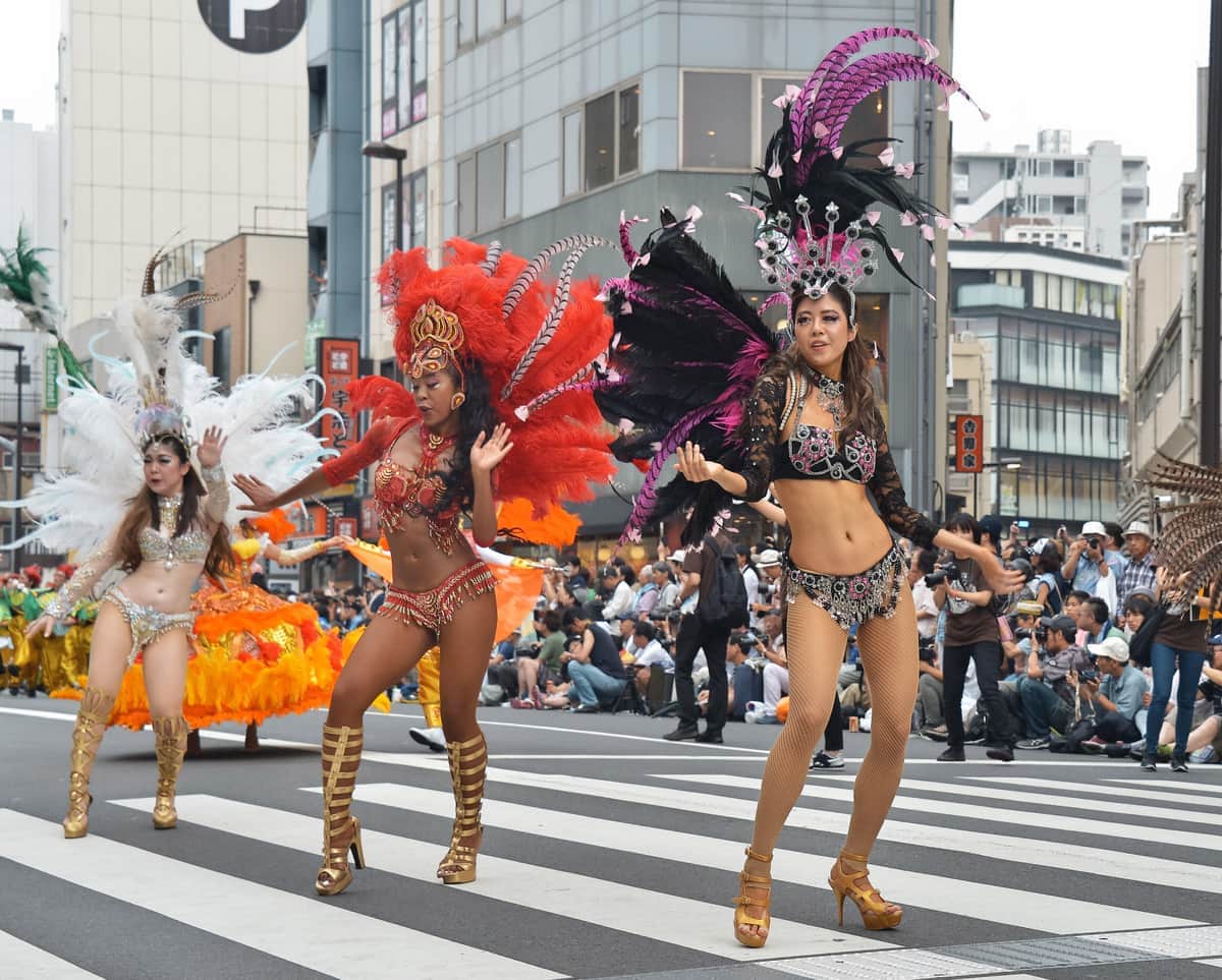 カーニバルのサンバと「マツケンサンバ」のメロディーは全く異なる（浅草サンバカーニバルにて）写真：UPI/アフロ