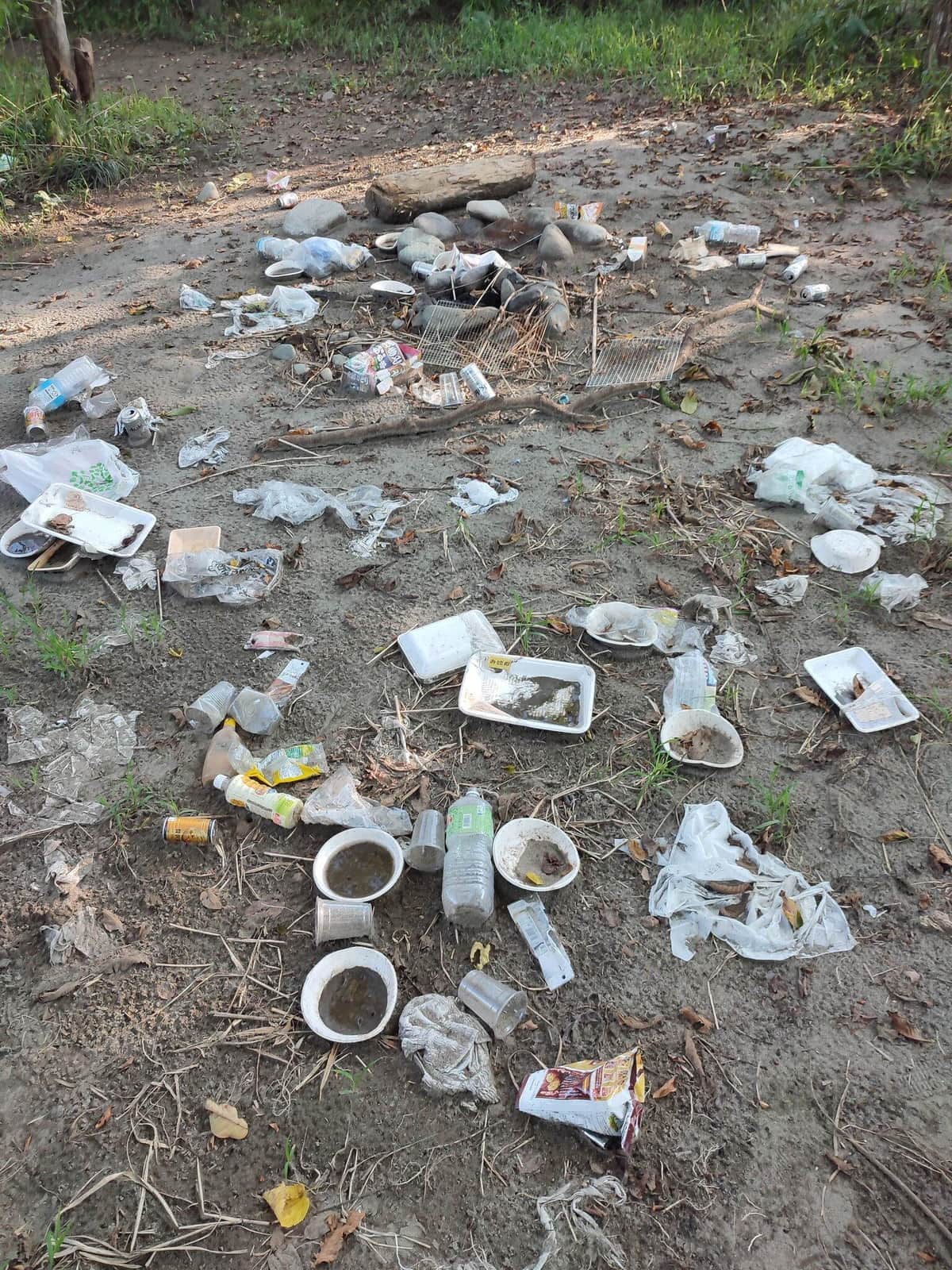 河川敷に放置された大量のゴミ（写真は、投稿者提供）