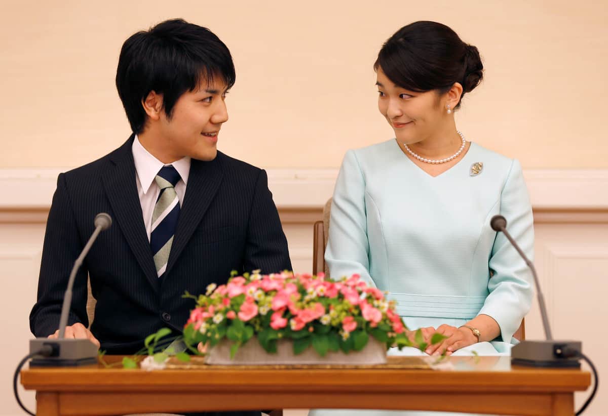 婚約内定会見での小室圭さんと眞子さま（写真：代表撮影/ロイター/アフロ）