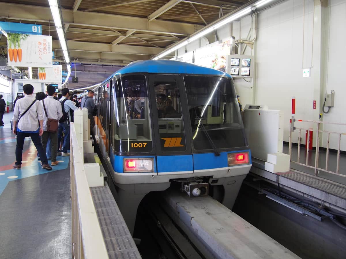 「湾岸夜景列車」が運行される東京モノレール