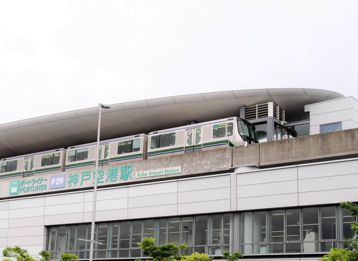 夜景が美しい神戸市を走るポートライナー