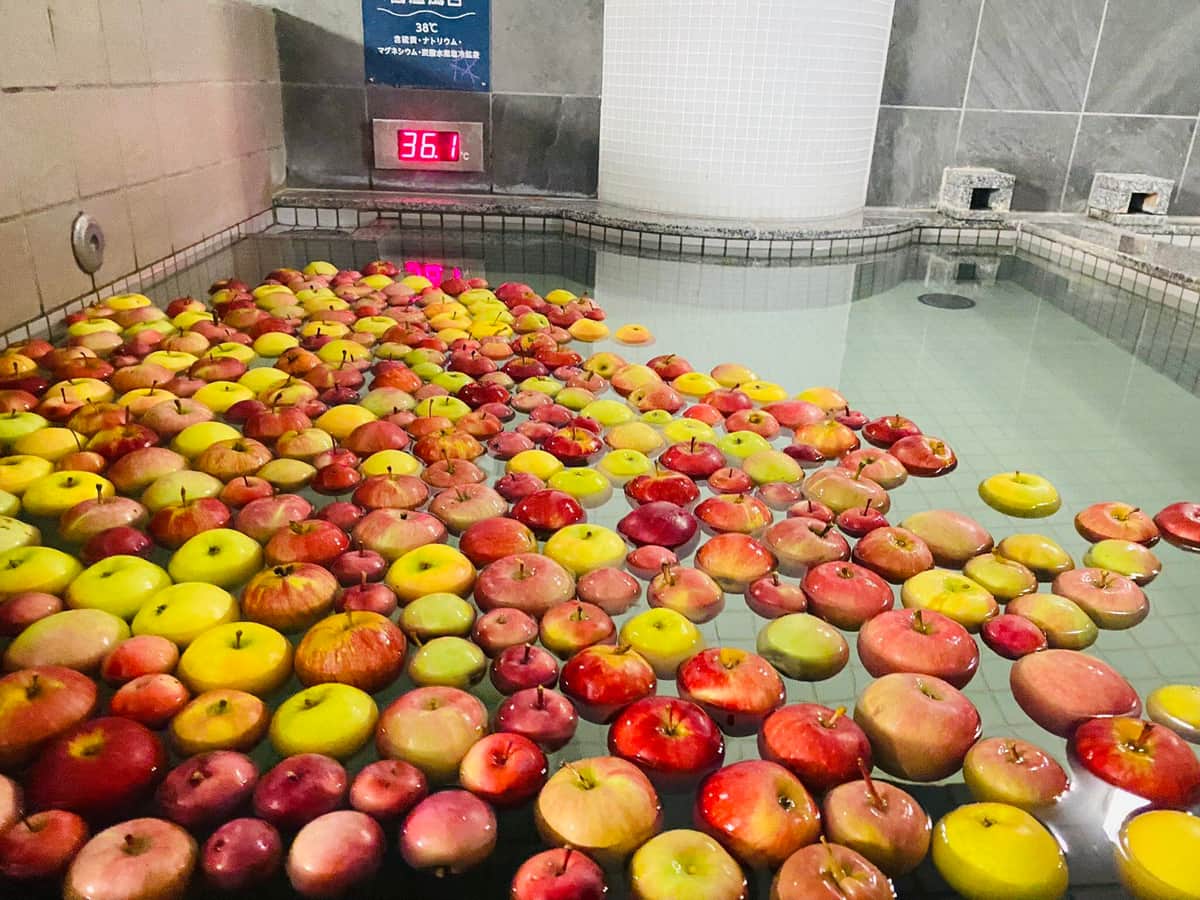 風呂のりんご潰され「悲惨なことに...」　マナー違反客に温泉宿困惑「公共施設なのでお控え下さい」