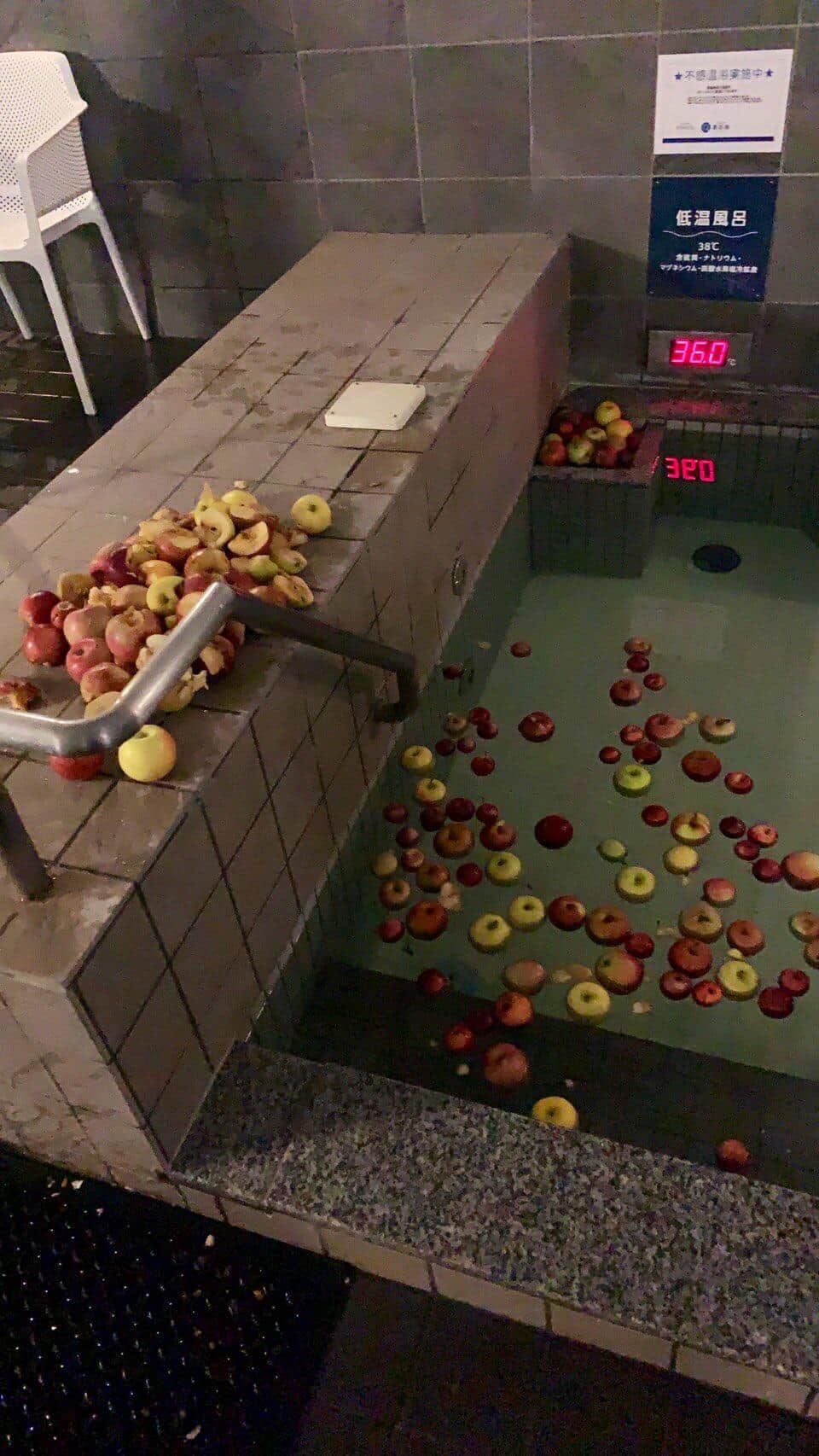 男性浴槽には砕けたりんごが浮かぶ