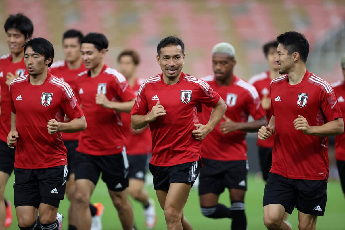 前日練習でリラックスした表情を見せる日本代表選手たち（写真：AFP/アフロ）