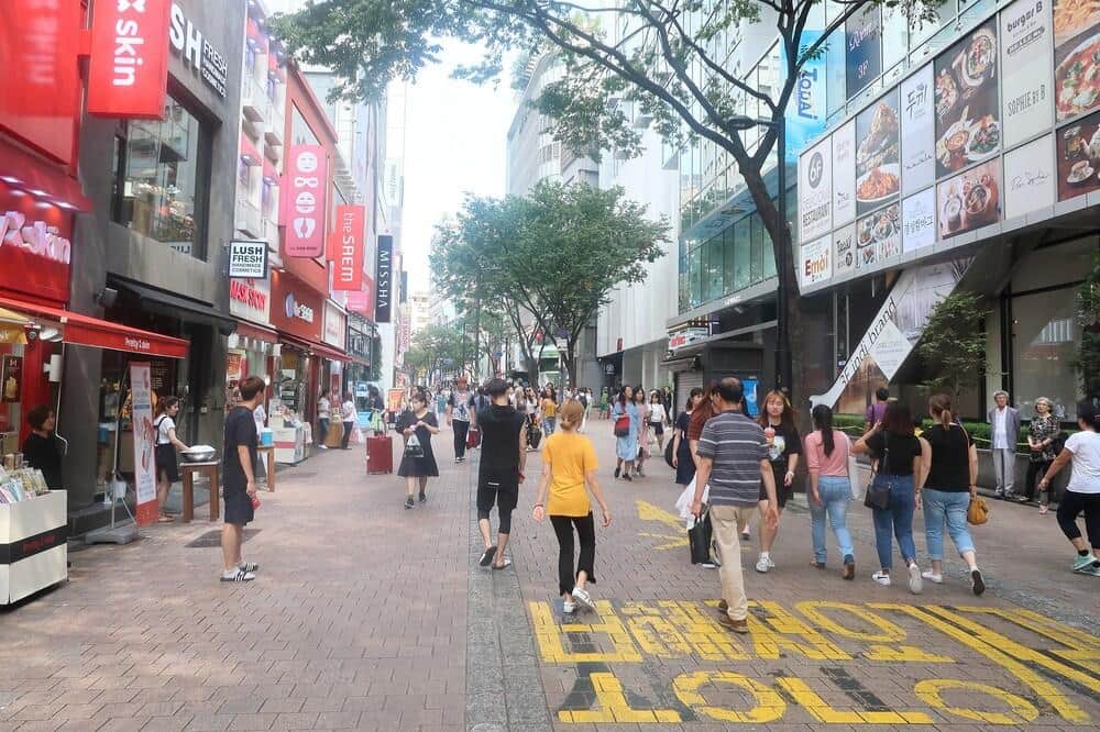 岸田政権で日韓関係「好転」？　両国の識者が読み解く