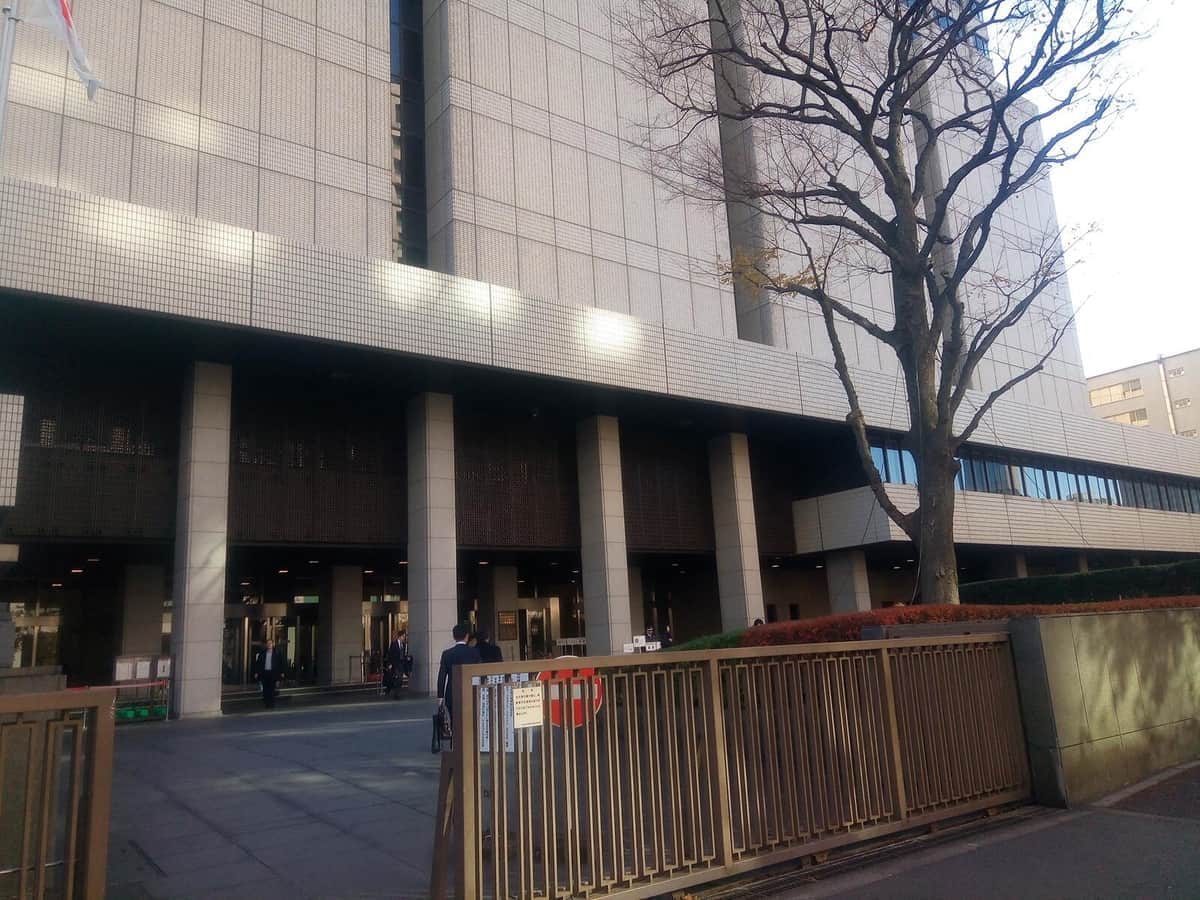 東京地裁前に当時は、長い列ができていた