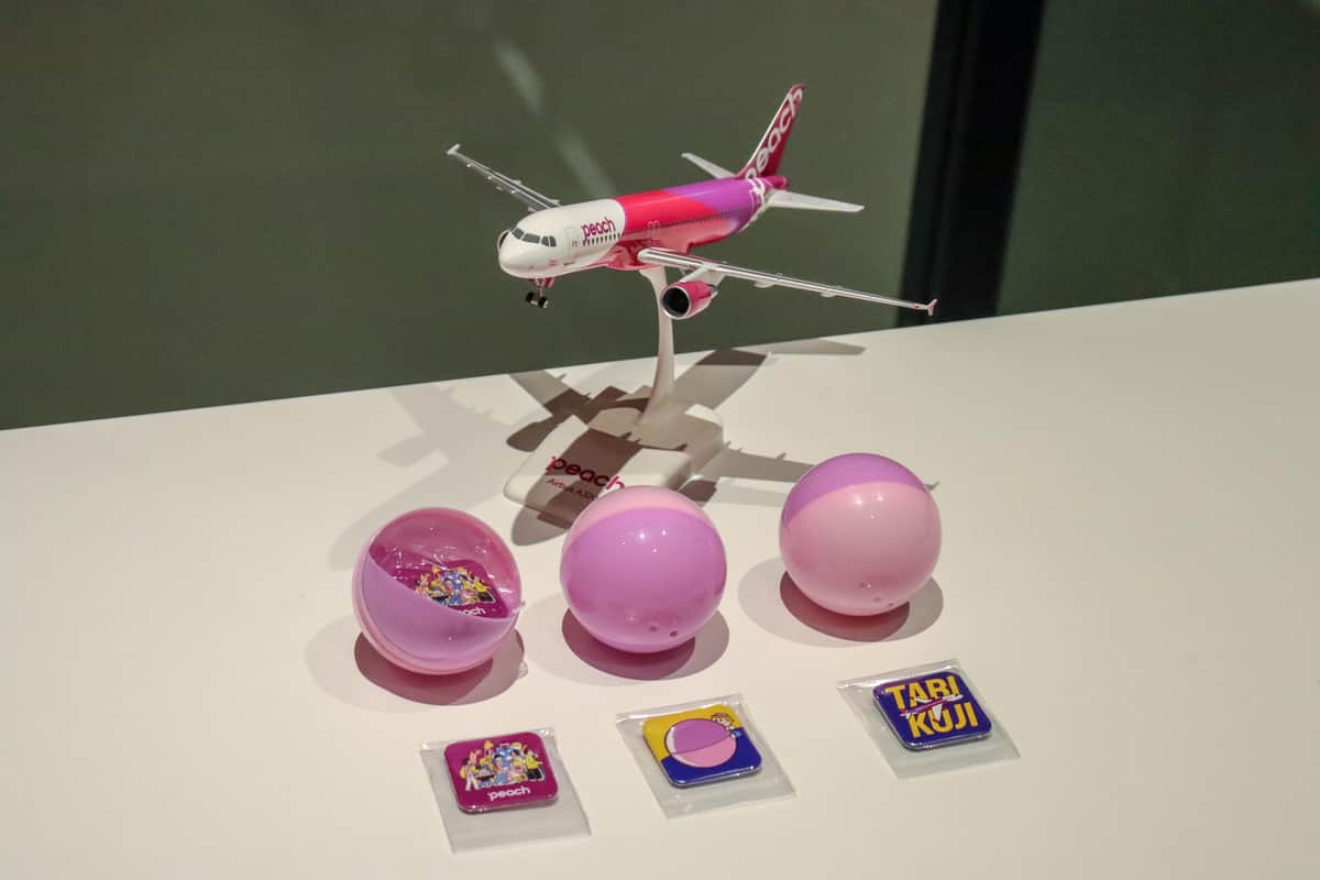 オリジナル缶バッチも入手することができる