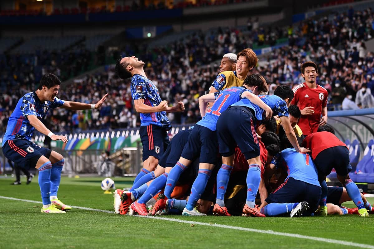 勝ち越しゴールが決まると、日本代表チームは歓喜に包まれた（写真：AFP/アフロ）