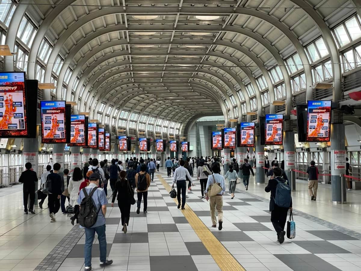 JR品川駅から港南口に向かうコンコース