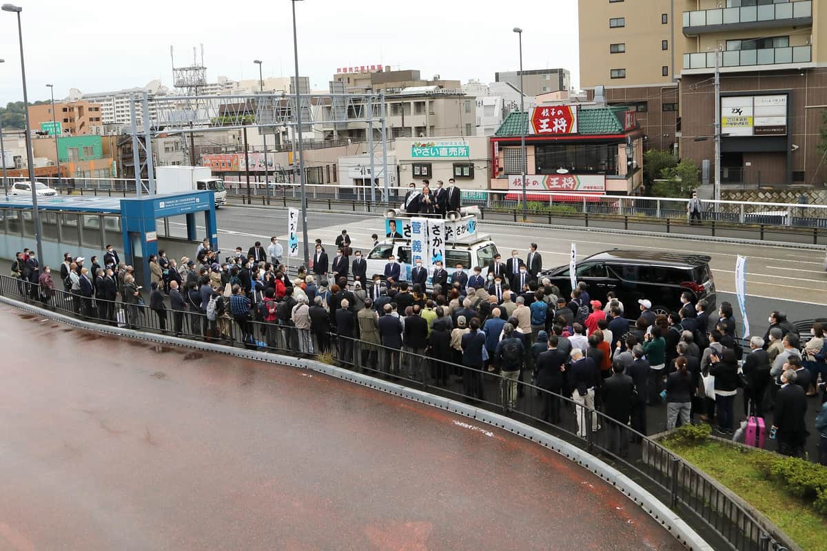 菅義偉前首相の「第一声」では、歩道に多くの人が集まった