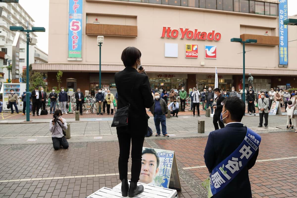 買い物客が市井紗耶香氏の演説に足を止めていた