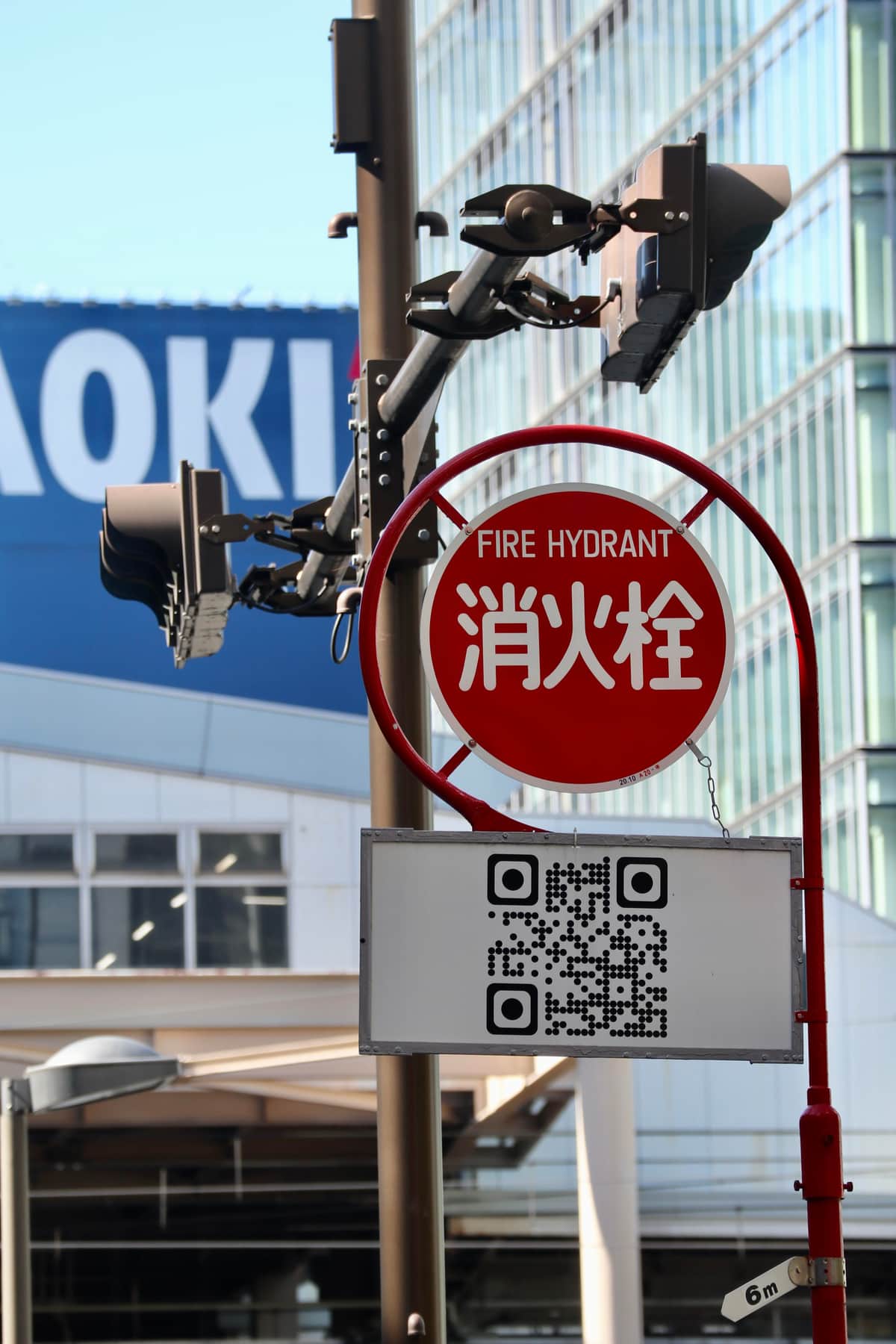 看板の裏側はQRコードになっている。読み込むと太陽巧芸社の公式サイトにつながる