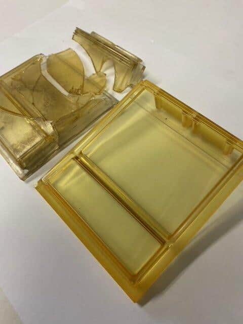 壊れたボタン（左）と作り直されたボタン（写真は、K·YOSHIKI＠AE86_GTSさん提供）