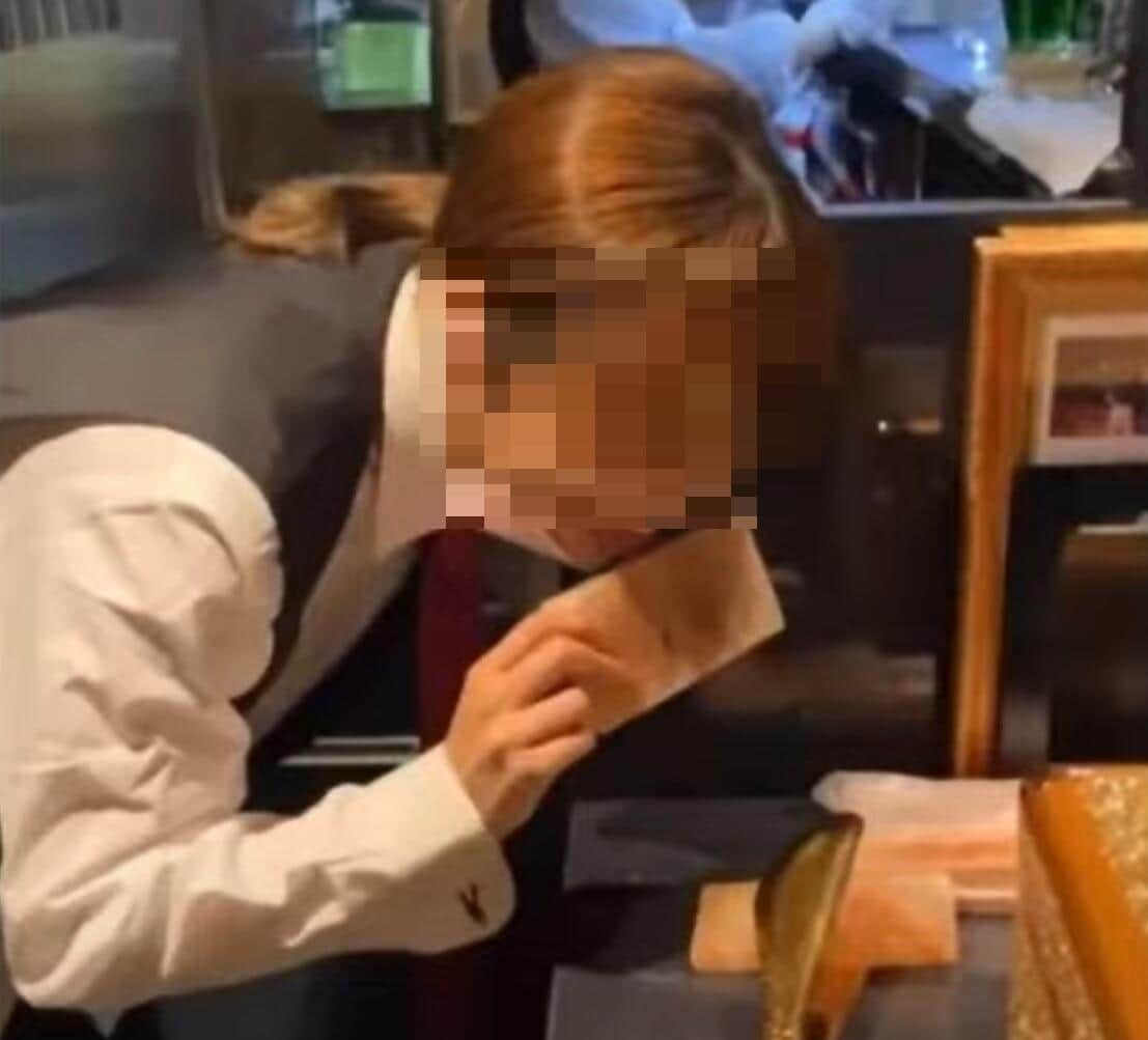 岩塩をなめる女性従業員（インスタの投稿動画から）