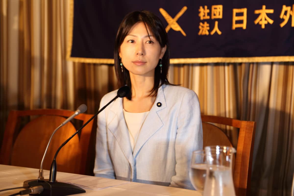 立民・塩村議員、街頭演説中に「男性に絡まれました」 「胸を触っていきました」と呆然