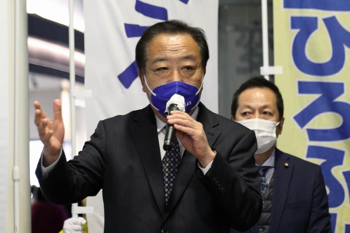 新百合ヶ丘前で演説する野田佳彦元首相（立憲民主党最高顧問）。解散総選挙のスケジュールを批判した
