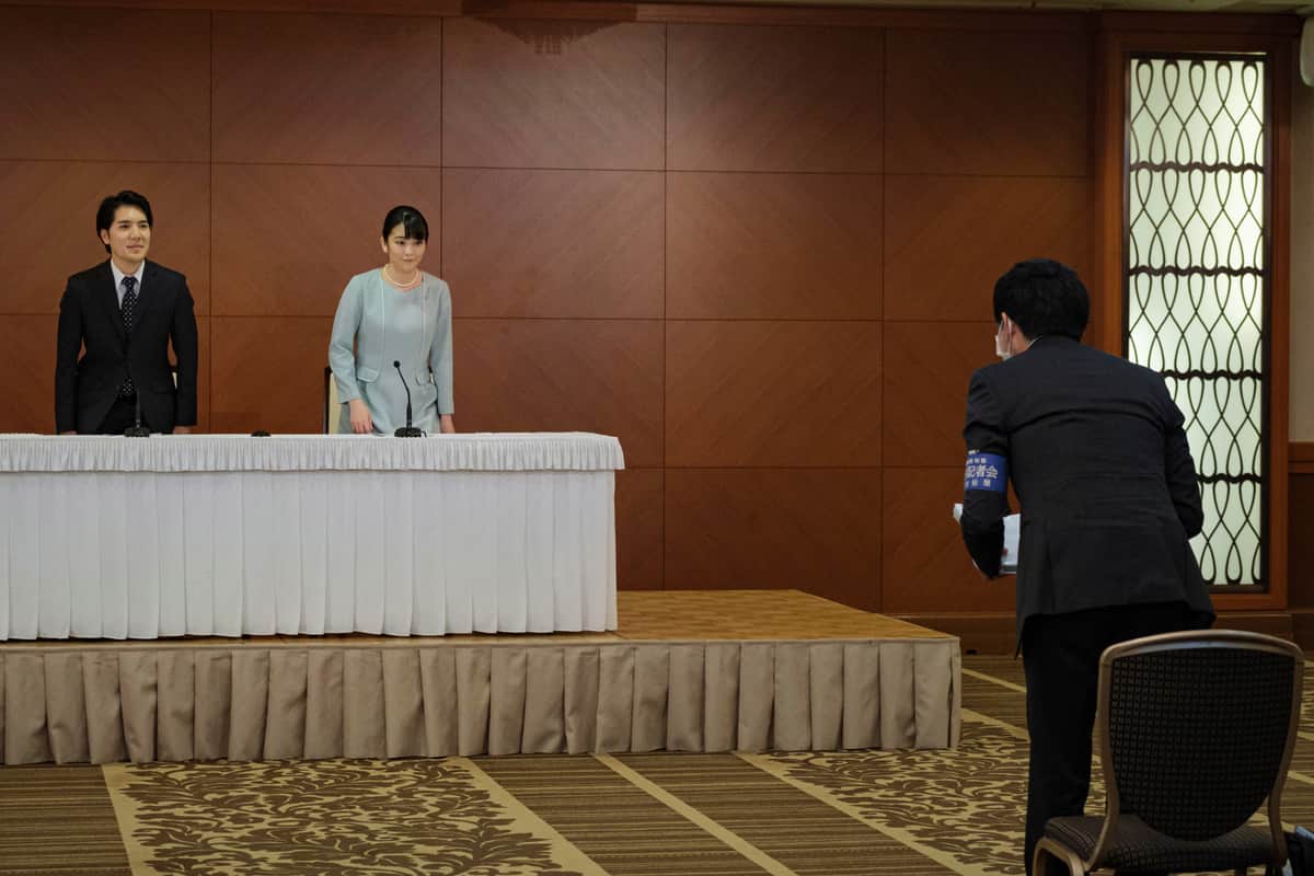 眞子さんと小室圭さんの結婚会見で、最後に報道陣が祝福の言葉をかける一幕があった（写真：代表撮影/AP/アフロ）