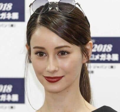 ダレノガレ明美、「顔出し」家族ショット公開　晴れ着姿で記念撮影「天然で可愛い母」「本当は優しい父」