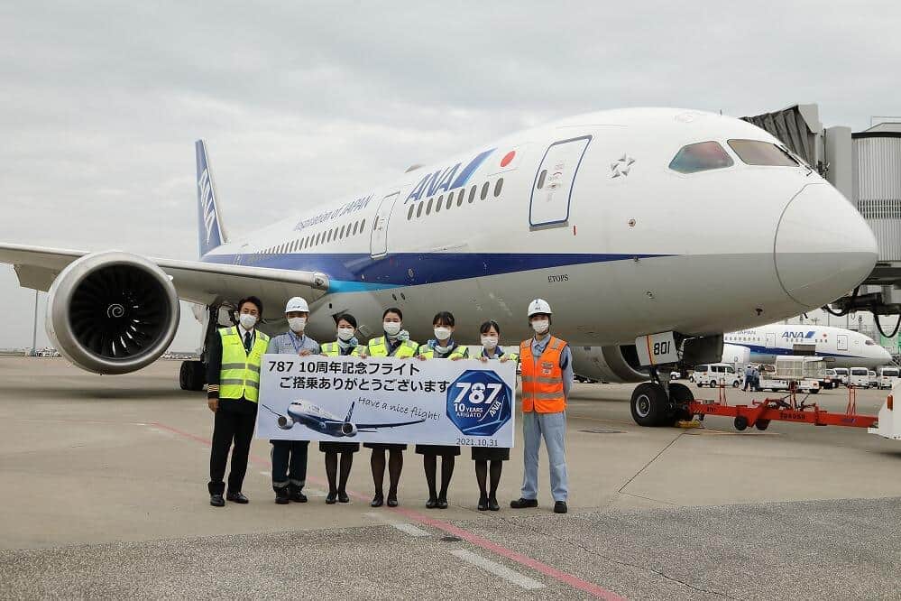 記念フライトには10年前の初便と同じ飛行機「JA801A」が使われた