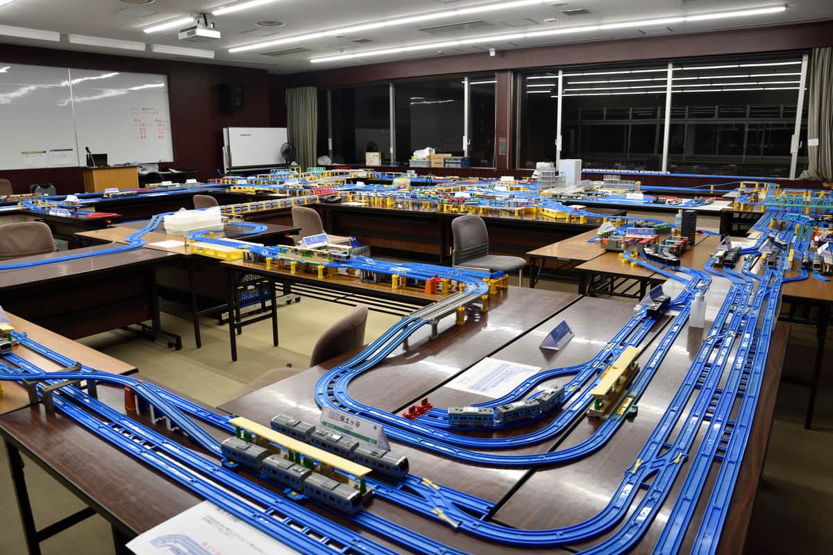 新宿から大船にかけての鉄道線路をフロアいっぱいに設営