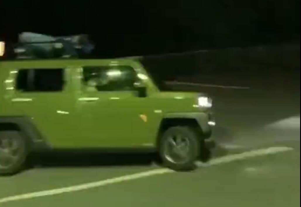 車でスーパー駐車場暴走→入口突っ込み破壊、ルーフに人...　動画に批判、被害の企業「非常に危険」