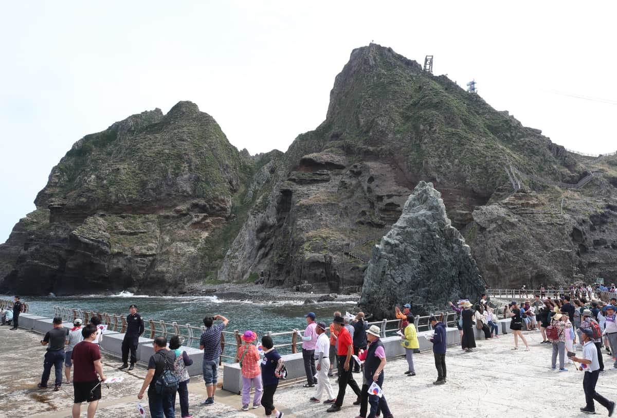 竹島を観光する韓国人（2019年8月撮影）。19年には25万8181人が竹島を訪問した（写真：YONHAP NEWS/アフロ）