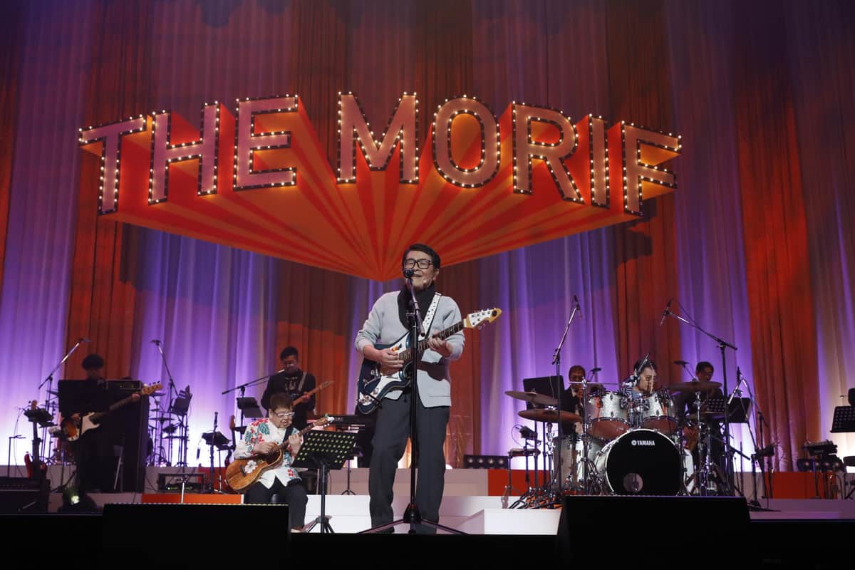 バンドをバックに歌う仲本さん